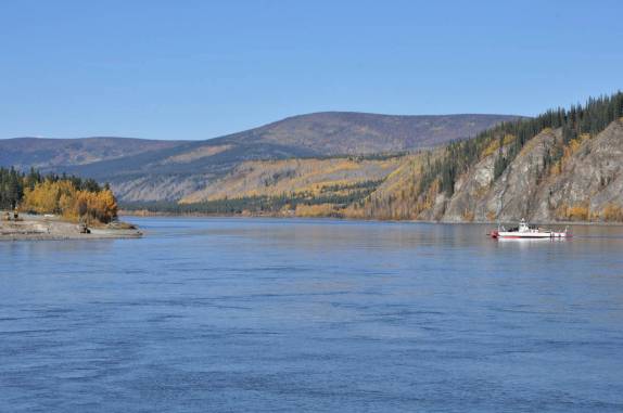 Balsa faz a travessia através do Yukon River, em Dawson City, noroeste do Canadá